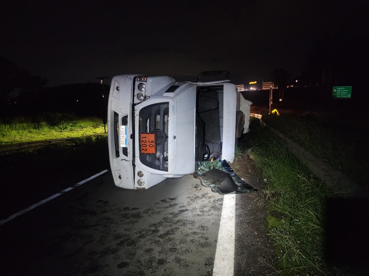 Carreta com diesel tomba e interdita trecho de rodovia em Limeira