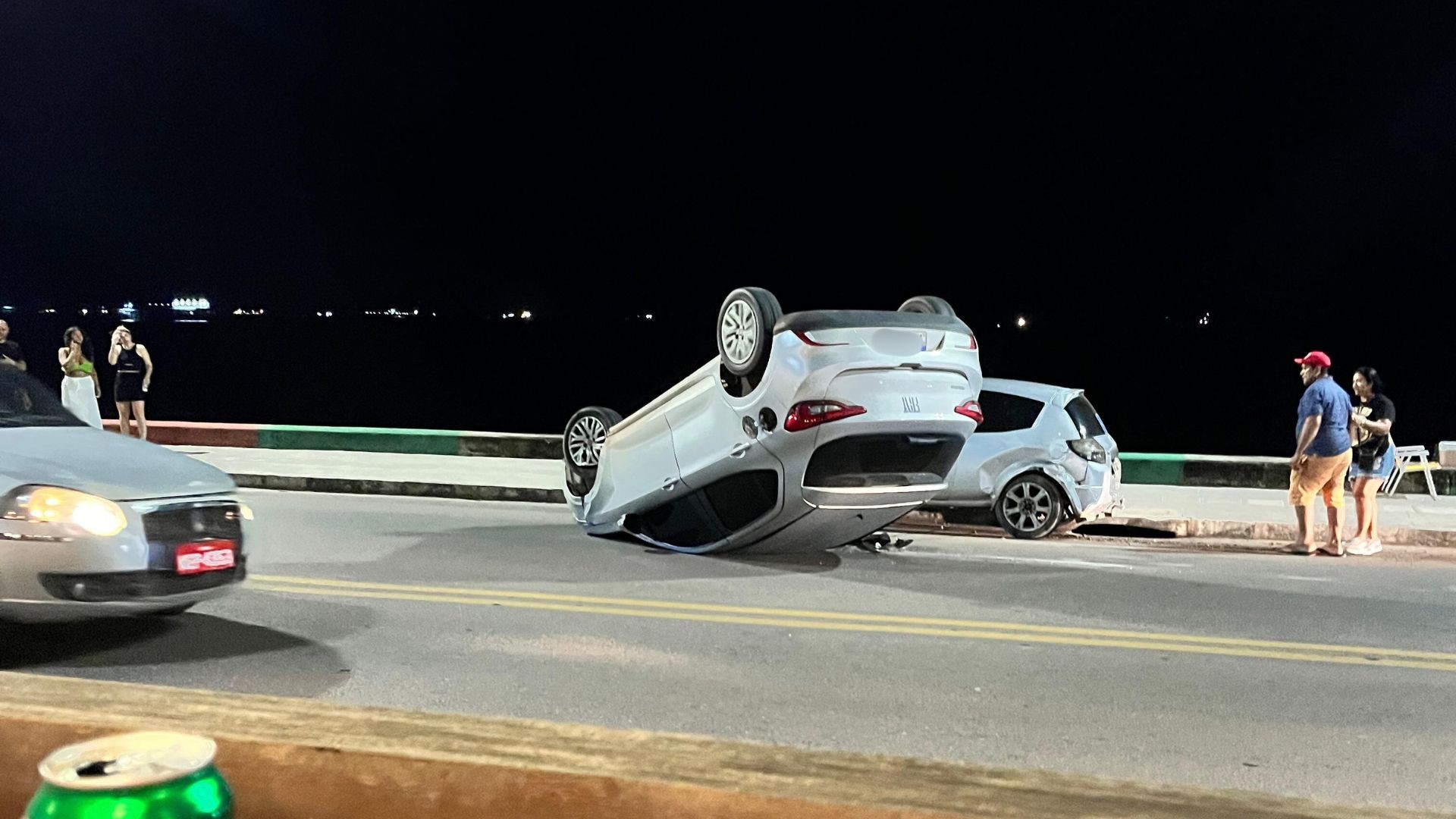 Carro fica de ‘cabeça para baixo’ na orla de Macapá; VÍDEO