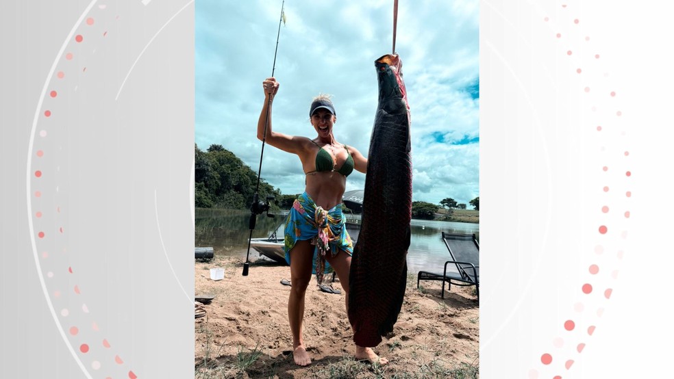 Empres�ria capixaba Marcella Ferreira pesou peixe de 65 quilos com uma vara simples � Foto: Acervo pessoal