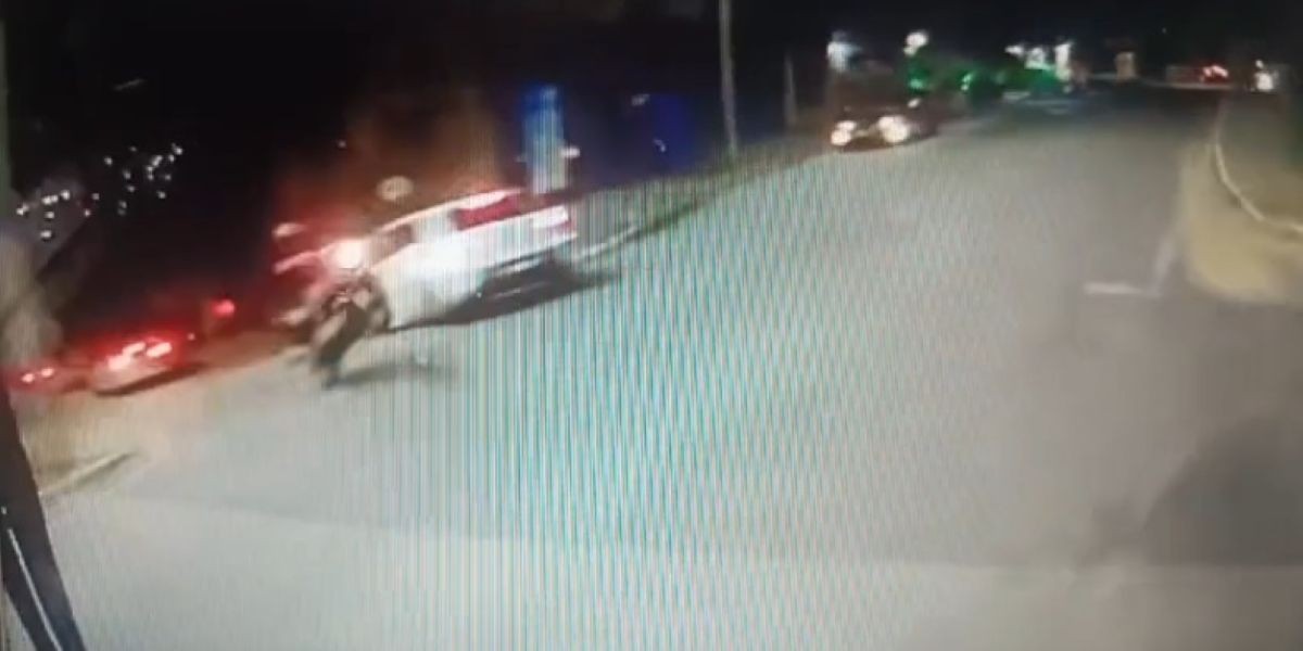 VÍDEO: Adolescente morre após moto bater contra ônibus em MG