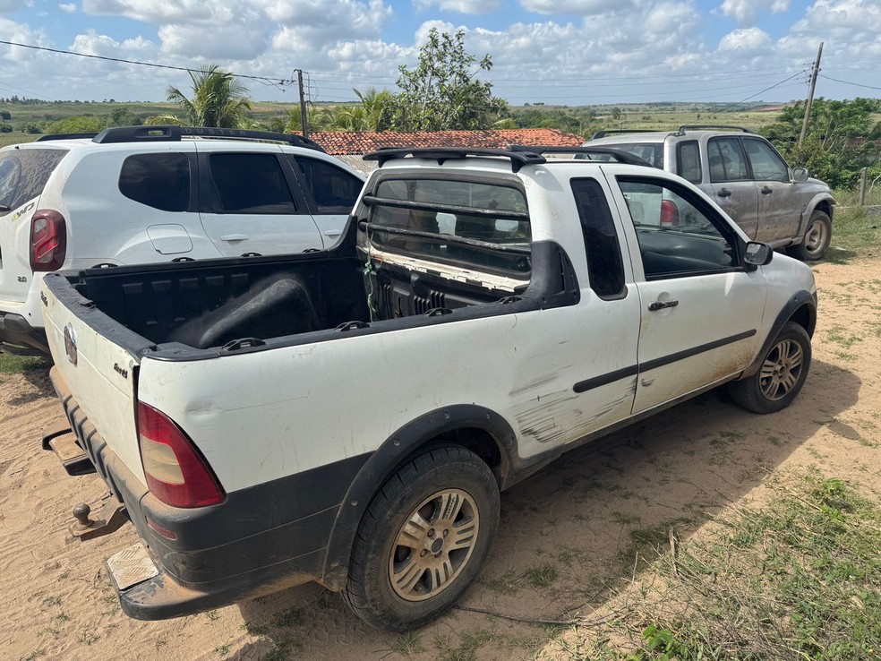 Caminhonete da vítima foi levada pelos criminosos em fuga, mas recuperada na Grande Natal — Foto: Vini Marinho/Inter TV Cabugi