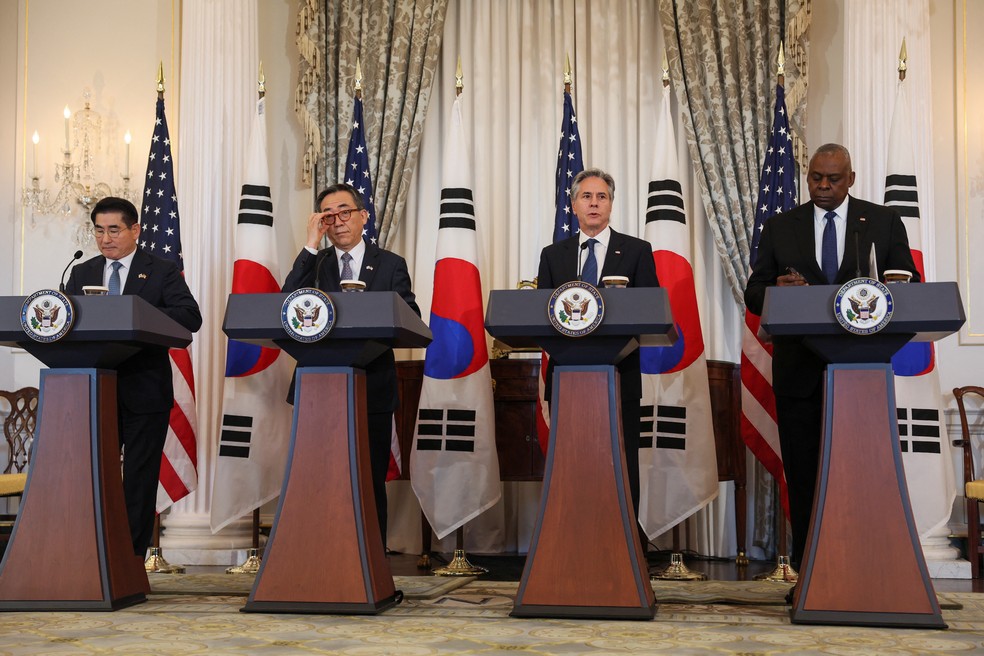 O secretário de Estado dos EUA, Antony Blinken , e o secretário de Defesa, Lloyd Austin, com os ministros das Relações Exteriores e da Defesa da Coreia do Sul — Foto: REUTERS/Leah Millis