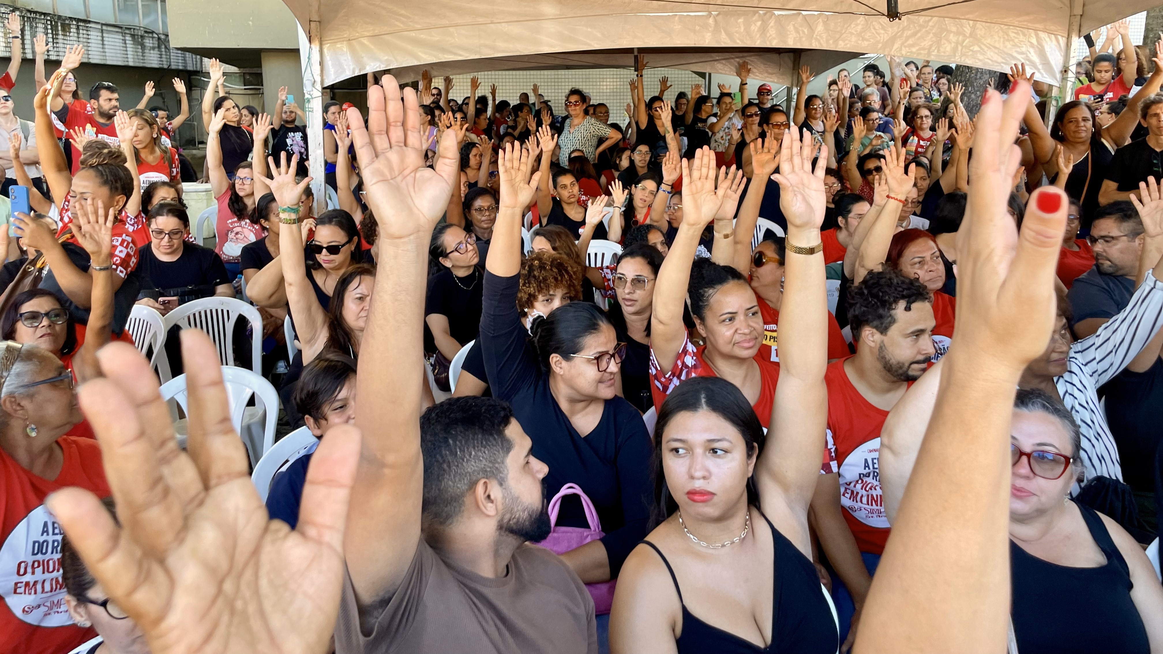 Professores da rede municipal encerram greve após Recife oferecer reajuste salarial de 3% e abono de 3,27%