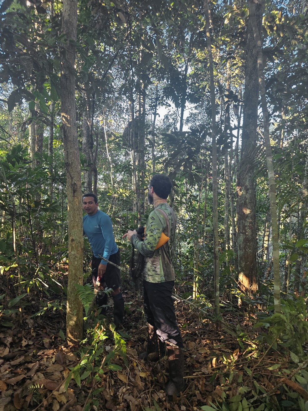 As buscas aconteceram em condições difíceis, com longas caminhadas por uma topografia irregular e trechos de vegetação densa — Foto: Luis Morais