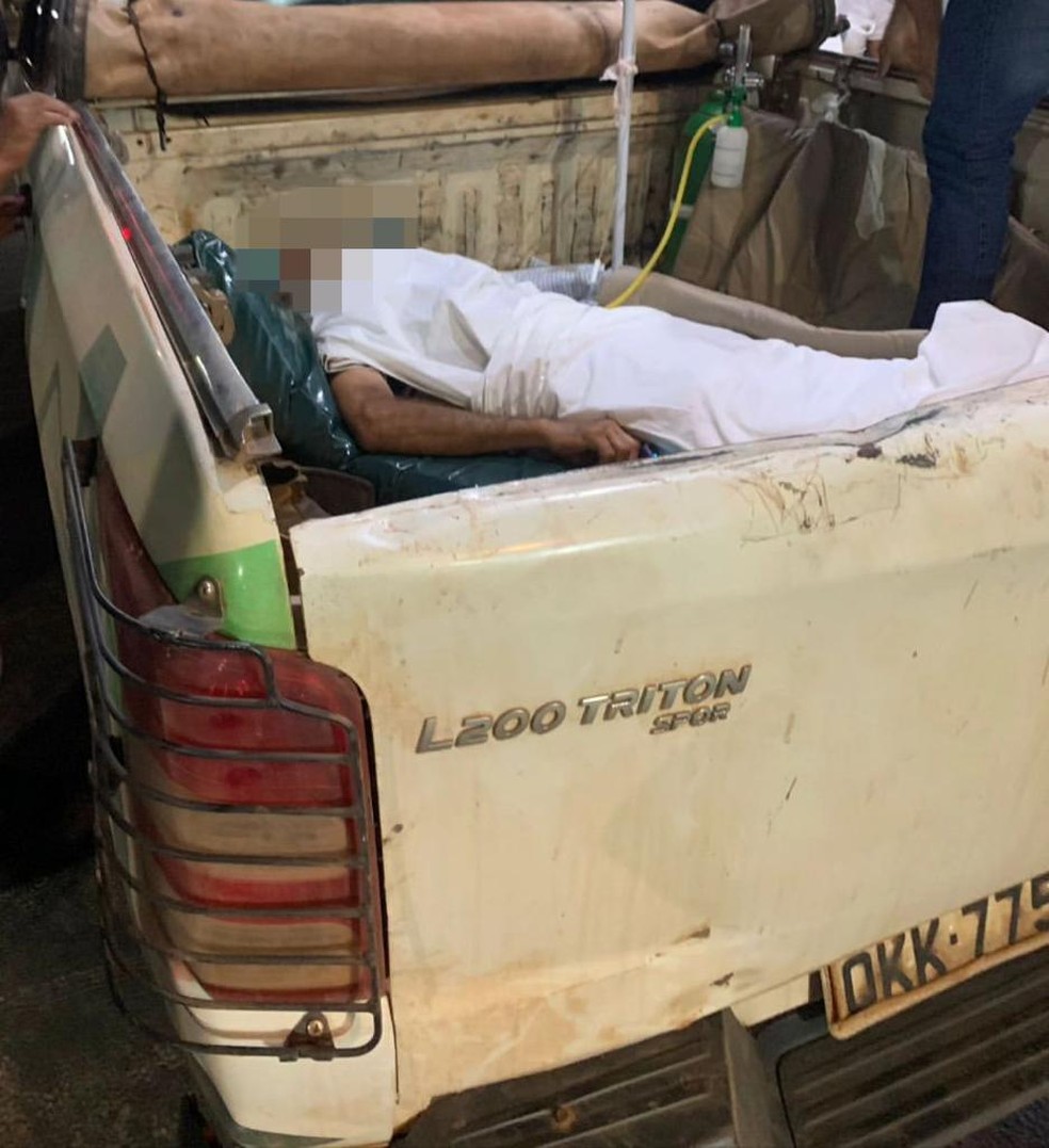 Idoso foi acomodado em uma caminhonete — Foto: Divulgação