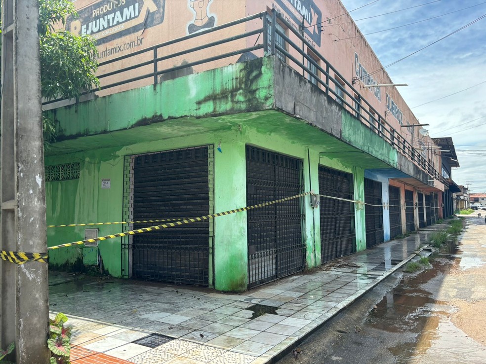 Imóveis vizinhos são interditados após desabamento de prédio em Fortaleza — Foto: Kilvia Muniz/TVM