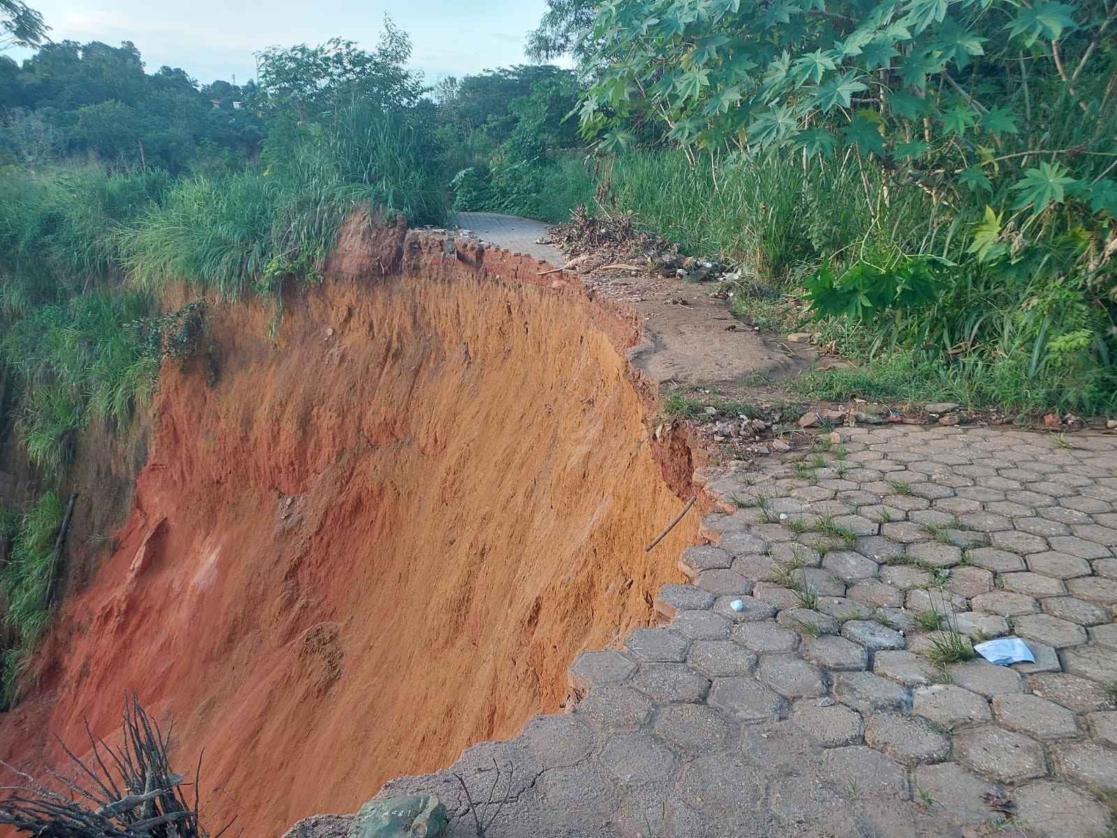 VÍDEO: Parte de rua é 'engolida' por voçoroca na Vila Isaías, na cidade de Buriticupu