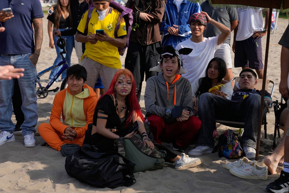Jovens fantasiados em campeonato de farmar aura em Lima, no Peru, em agosto de 2026. — Foto: Martin Mejia/ AP