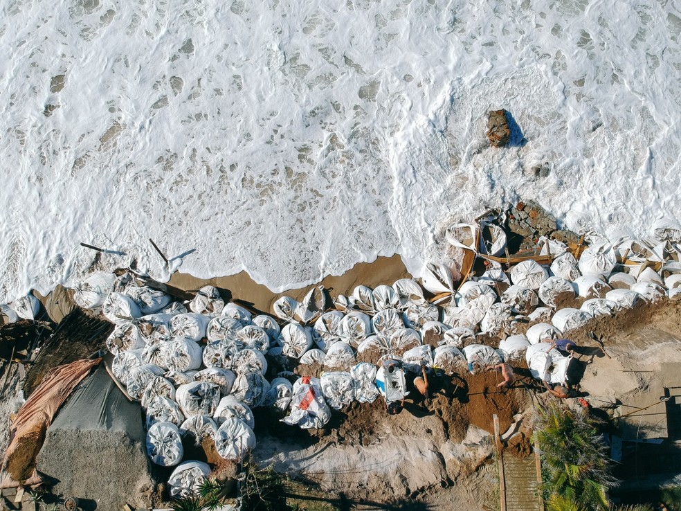Aumento do nível do mar reduz não apenas o espaço das praias, mas também a vegetação — Foto: Diogenes Pandini/NSC