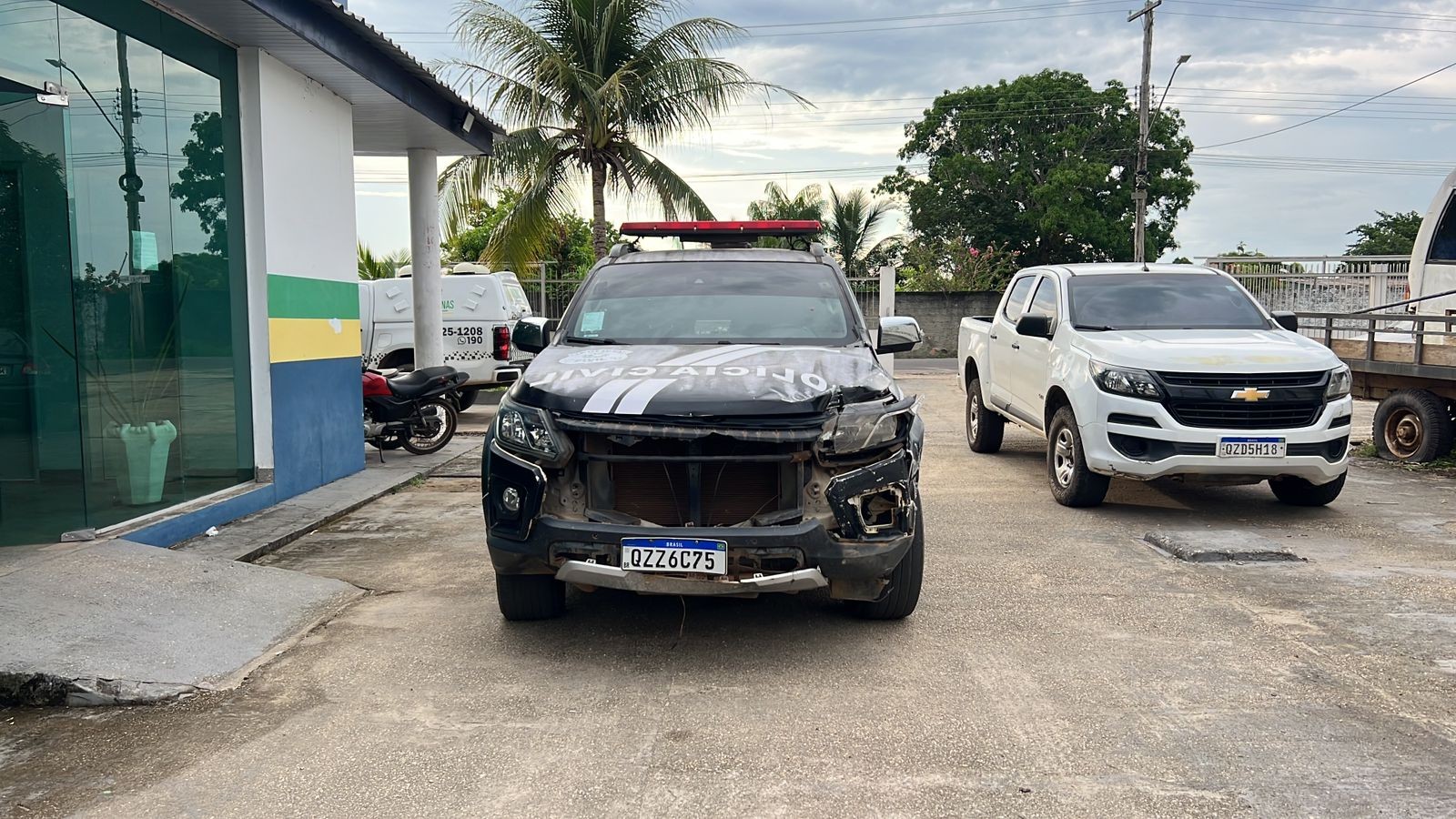 Investigador afastado por suspeita de sexo com presos bateu viatura antes do crime no AM