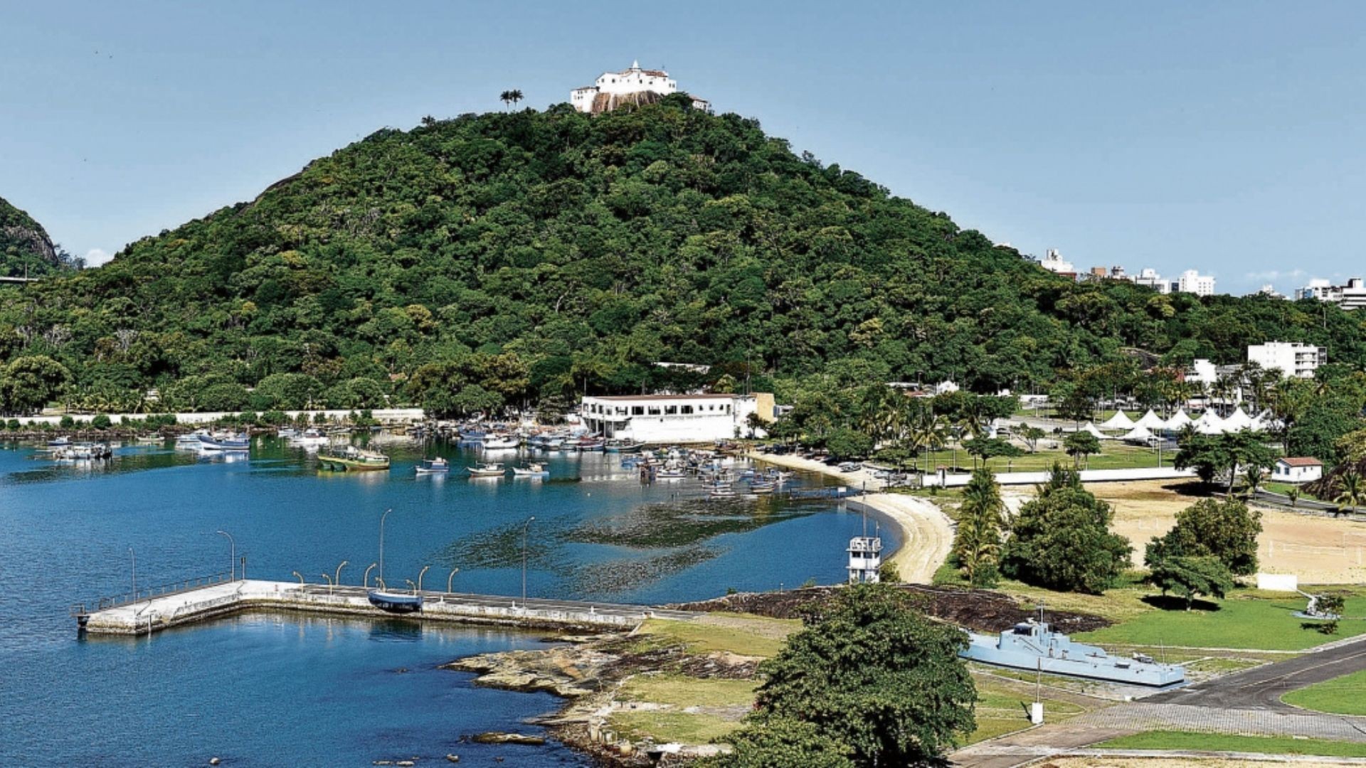 Mãe é presa ao tentar dar banho em filho autista de 37 anos em banheiro público em Vila Velha