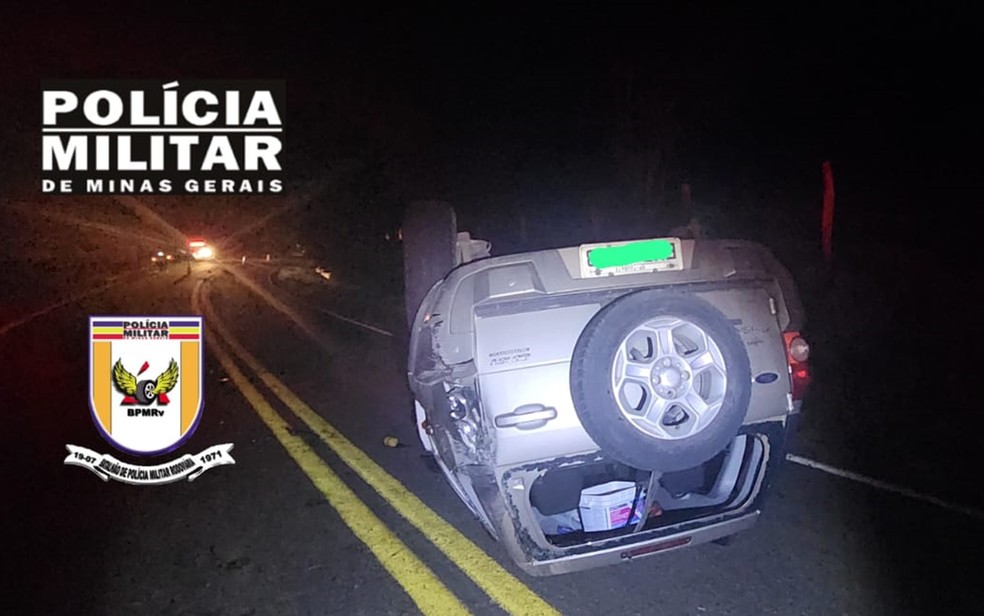 Motorista passa mal, bate carro em barranco e capota na MG-173, em Paraisópolis — Foto: Polícia Militar Rodoviária
