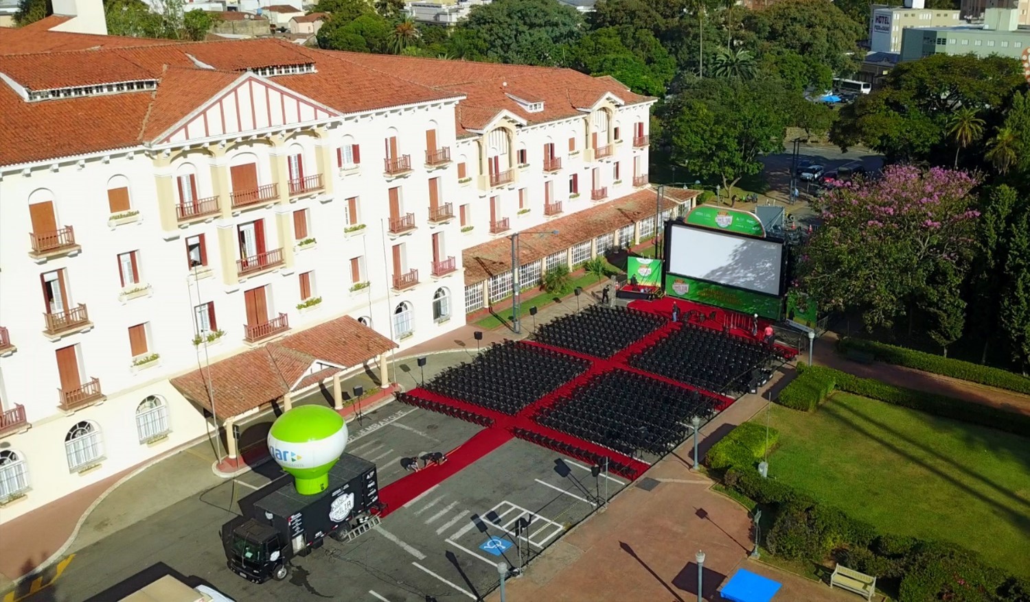 'Cine Família na Praça' promove sessões gratuitas de cinema ao ar livre em São Roque de Minas