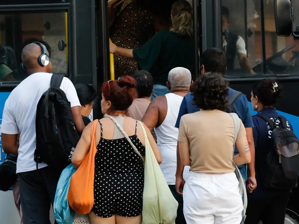 RJ cria lei contra abuso a mulheres no transporte público; estado vai aplicar multa para assédio