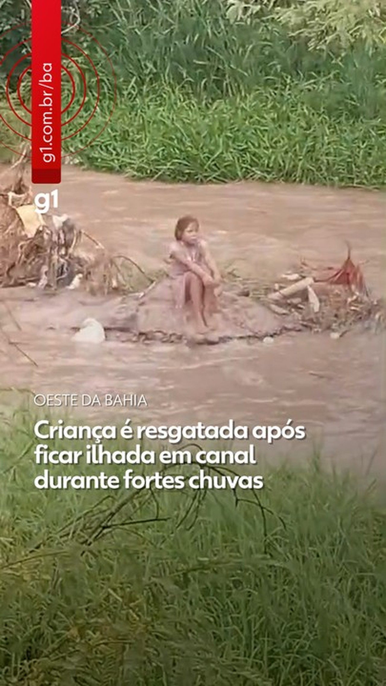 VÍDEO: Criança é resgatada por vizinha após ficar ilhada em canal durante fortes chuvas na Bahia