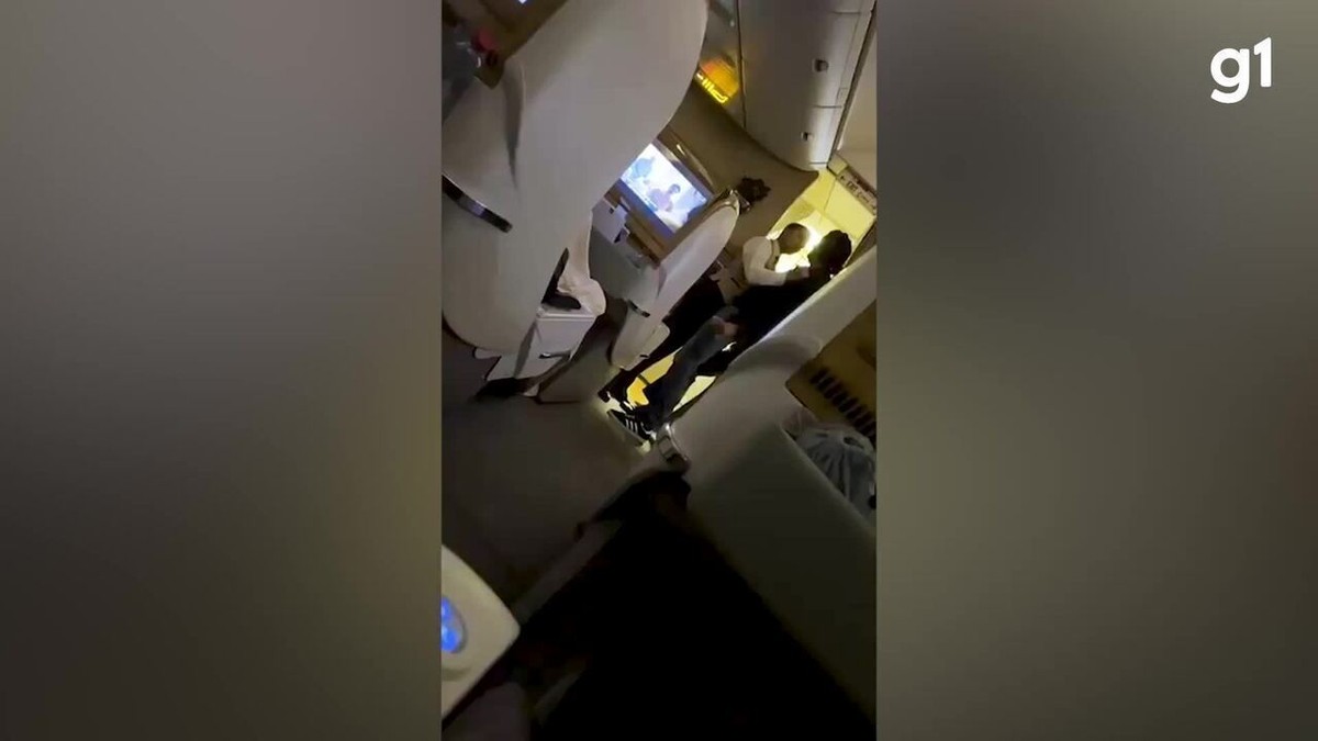 É #FATO: Passageiro alcoolizado dá cabeçada em comissário de bordo durante voo; VÍDEO