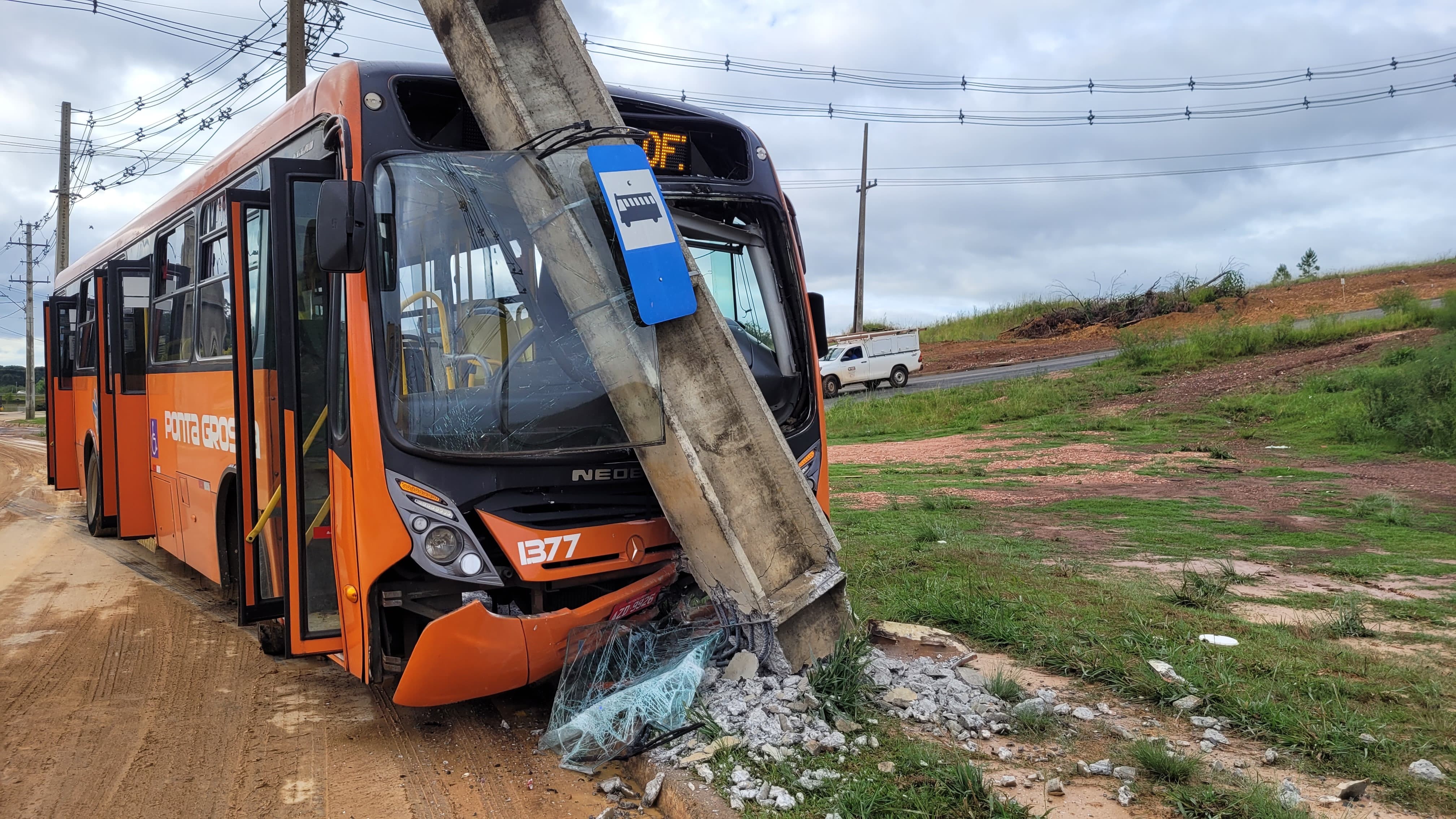 Seis pessoas ficam feridas após ônibus escorregar na lama e bater em poste em Ponta Grossa
