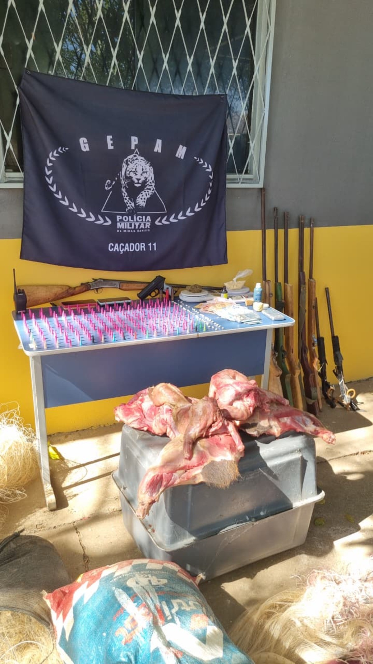 Após denúncia, PM encontra drogas, armas e capivaras abatidas em Itacarambi