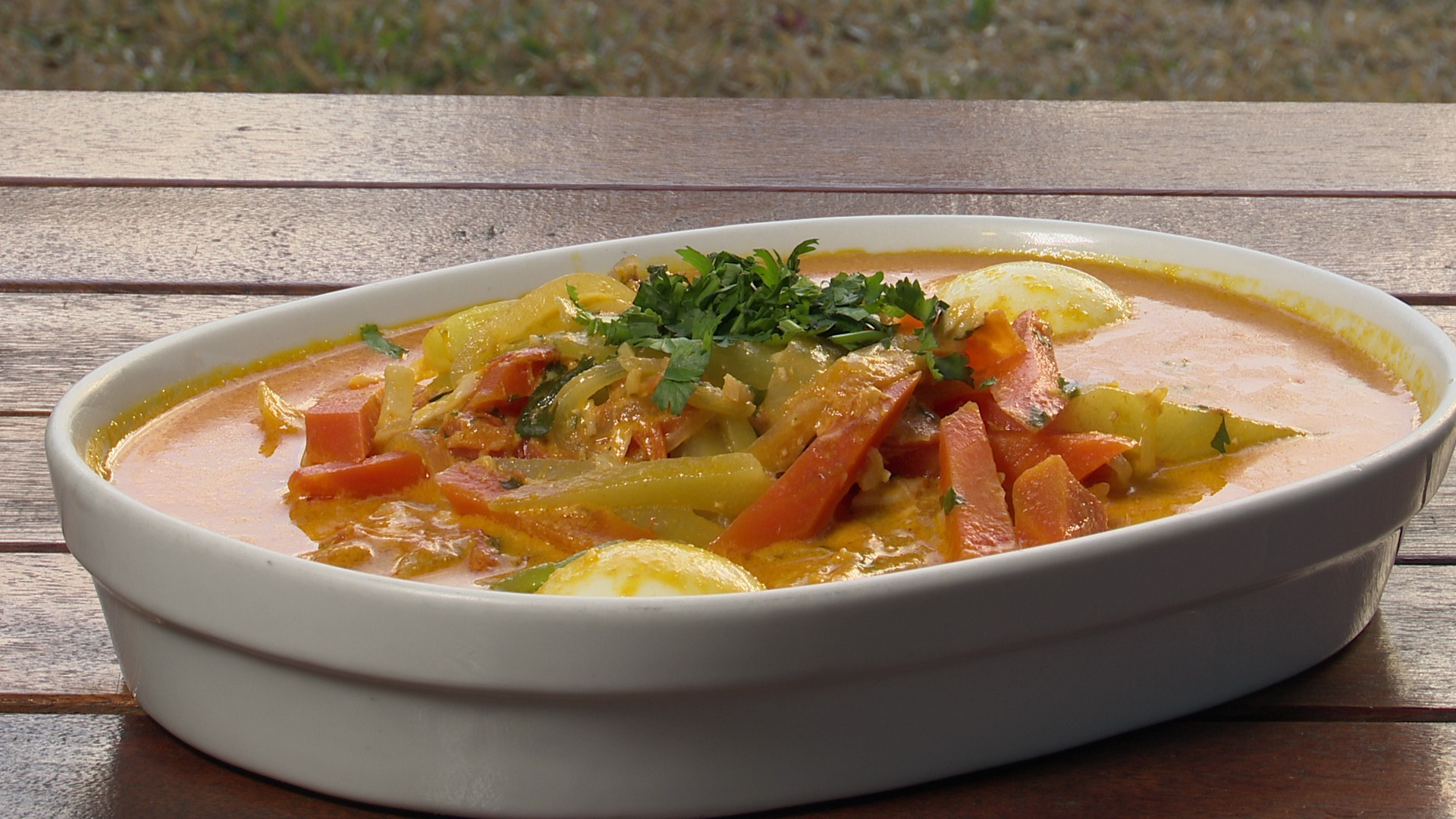 Aprenda a fazer peixada com pescada amarela ao molho de coco no Chef JPB