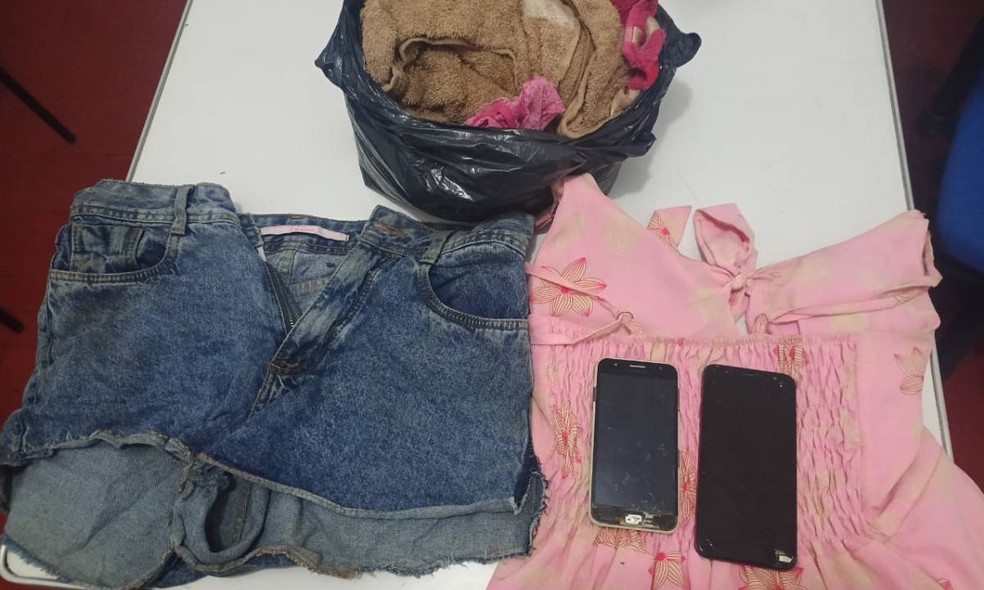Peças de roupa foram apreendidas com suspeitos presos por participação em sequestro de jovens em Anguera — Foto: Divulgação
