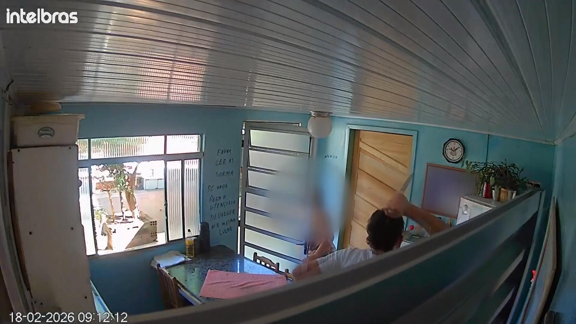 Homem corre com faca atrás de dona de pensão após ela acordá-lo em Ponta Grossa; VÍDEO