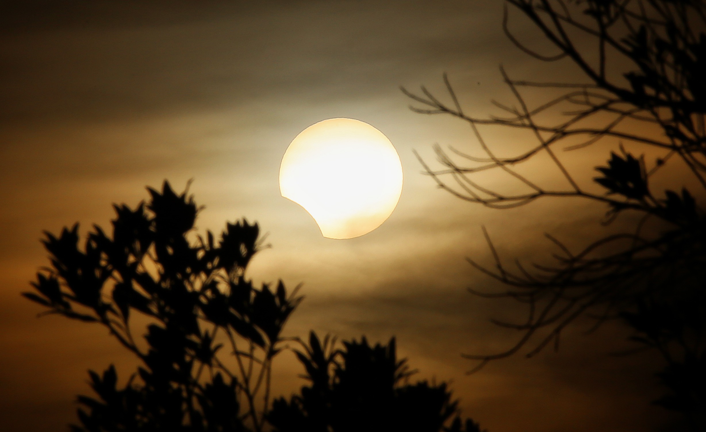 Eclipse solar será parcialmente visível no Paraná nesta quarta-feira (2); veja dicas e cuidados para observar