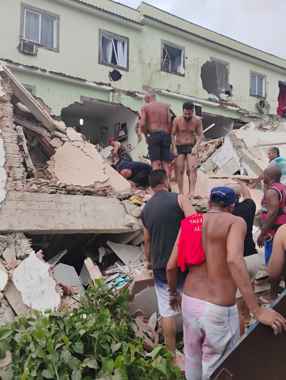 Bombeiros foram acionados para o local após desabamento de imóvel — Foto: Reprodução