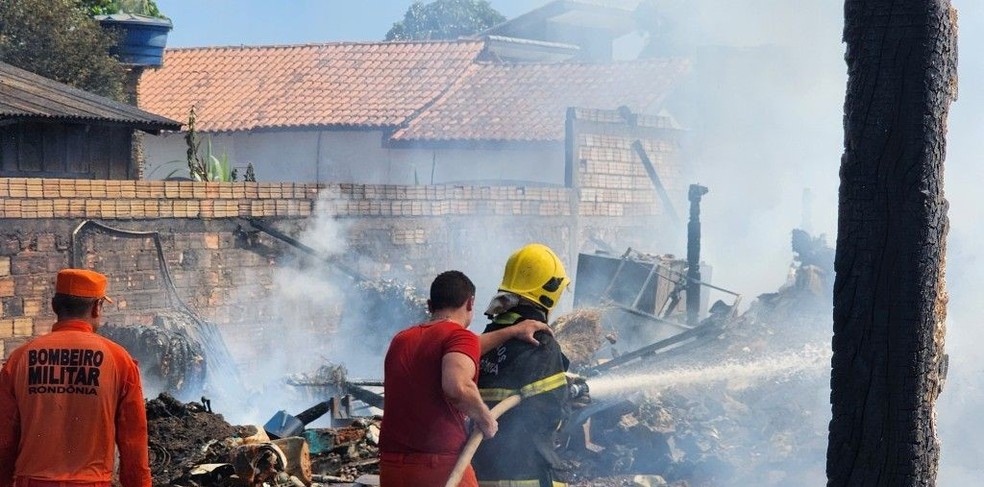 Bombeiros combatendo Incêndio que destruiu depósito de material reciclável em São Miguel do Guaporé, RO — Foto: Fonte: Portal da cidade São Miguel do Guaporé