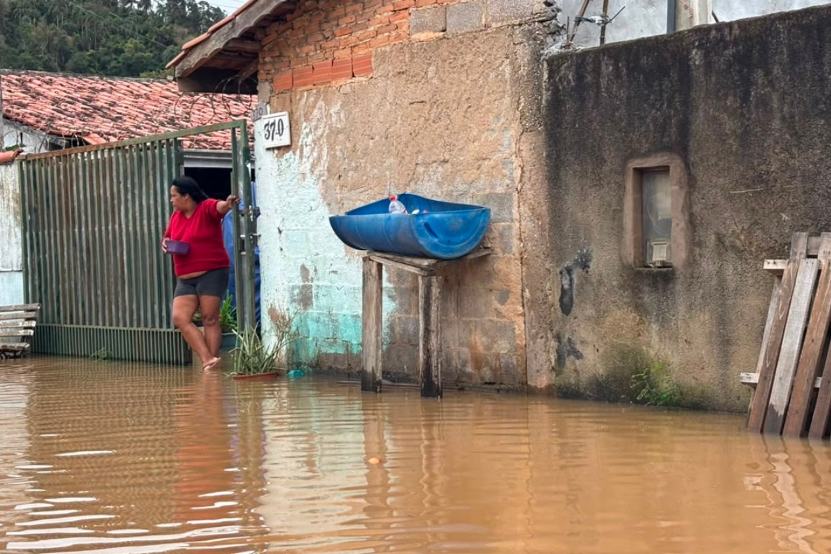 Cinco dias após fortes chuvas, ruas de bairro de Atibaia seguem alagadas; veja como ajudar as famílias afetadas