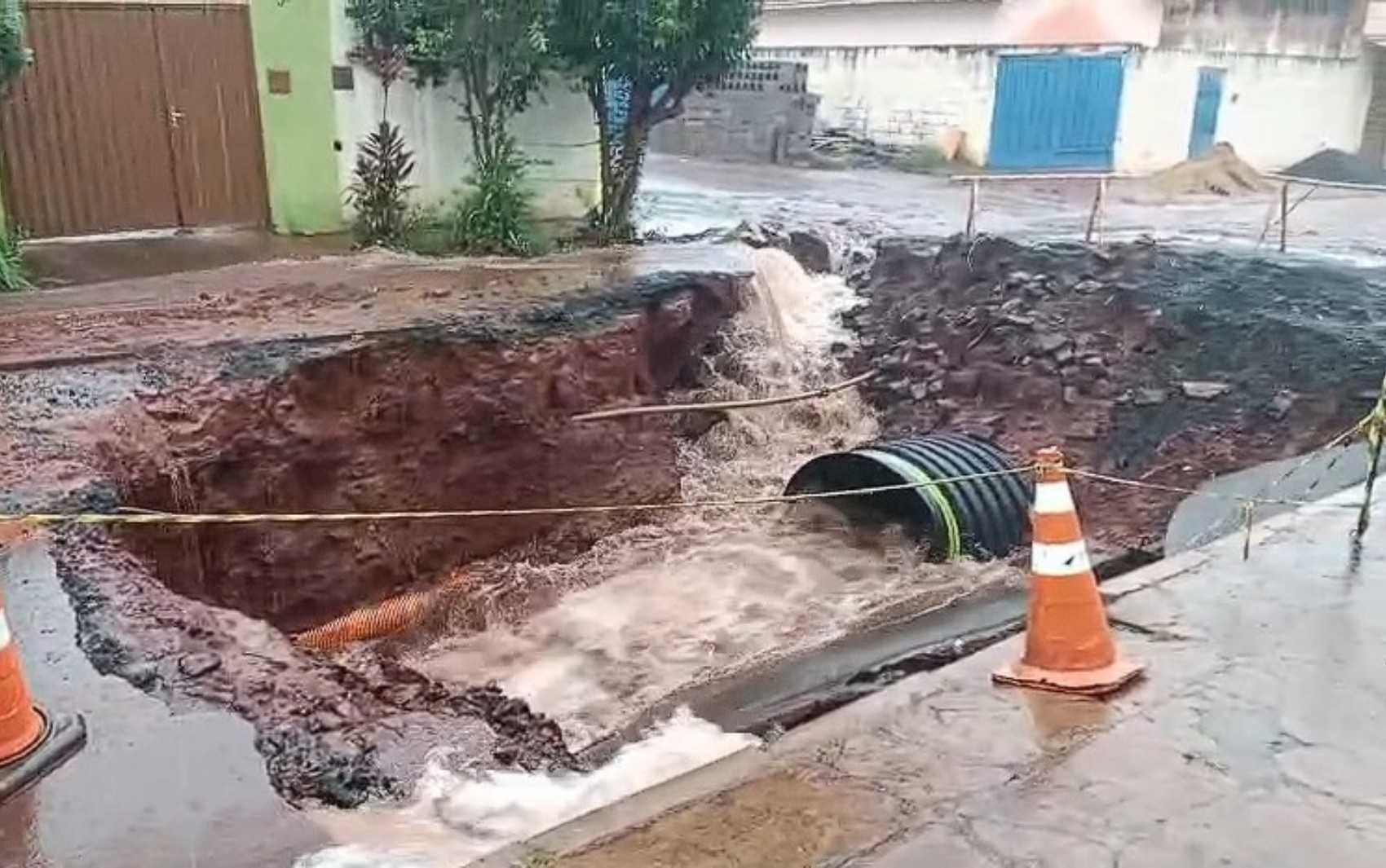 Buraco gigante em rua de São Joaquim da Barra, SP, aumenta e segue prejudicando moradores