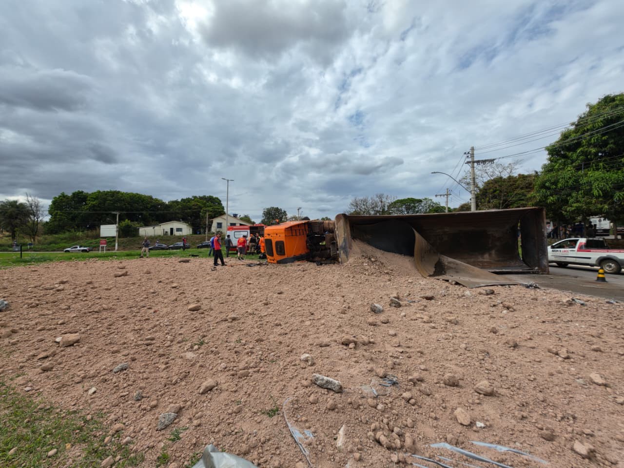 Carreta carregada com argila tomba e motorista é socorrida em estado grave em Pará de Minas 