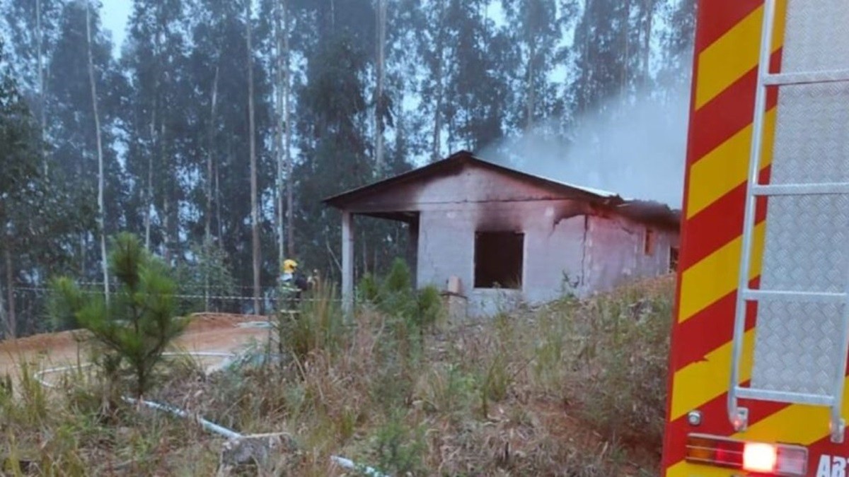 Idoso é preso após jogar álcool e atear fogo na companheira enquanto ela dormia em SC