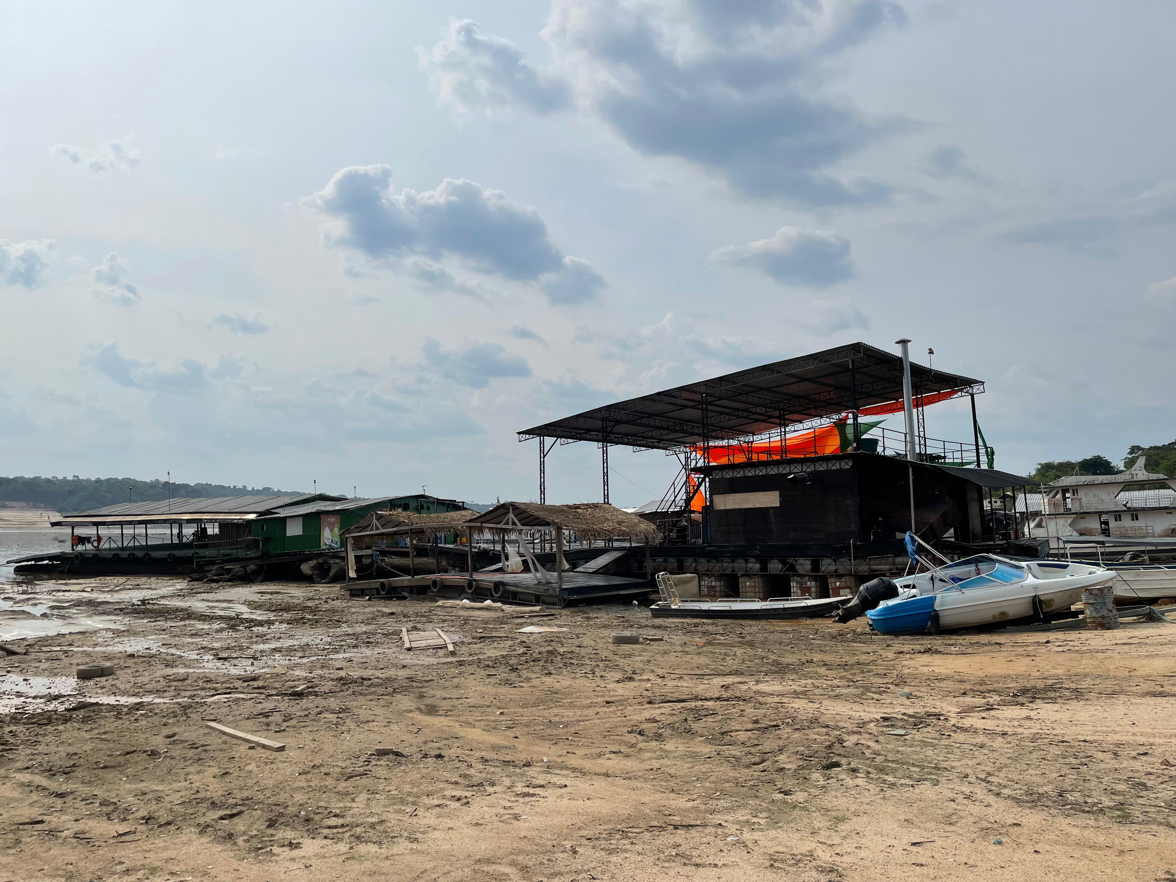 Após alcançar recorde histórico de 12,11 metros, Rio Negro volta a encher em Manaus