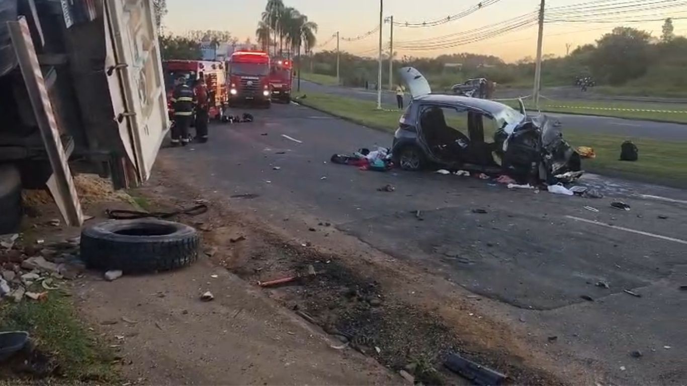 Caminhão atravessa canteiro central, bate em carro e deixa quatro pessoas feridas em Indaiatuba
