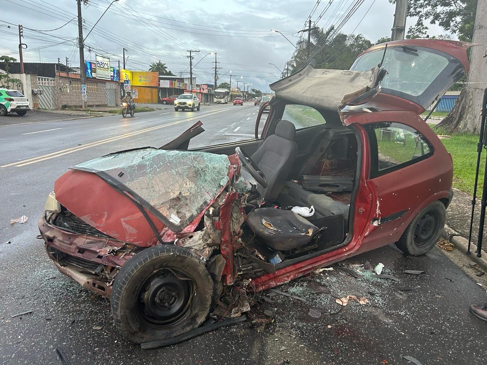 Colisão entre carro e ônibus deixa seis feridos em avenida de Manaus — Foto: Jucelio Paiva/Rede Amazônica (3)