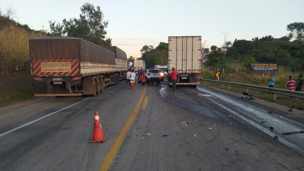 Duas pessoas morreram em acidente entre carro e caminhão na entrada de Cândido Sales, no sudoeste da Bahia. — Foto: PRF