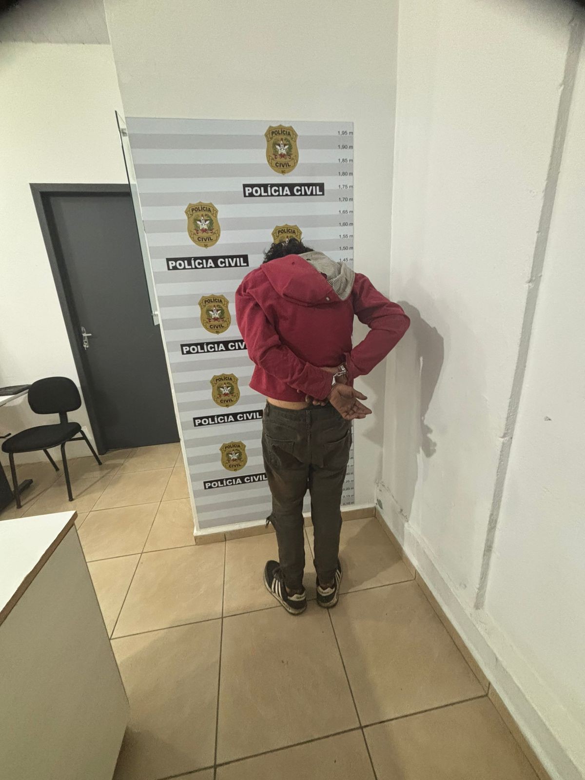 Homem é preso após se passar por jardineiro para roubar e estuprar idosa em SC