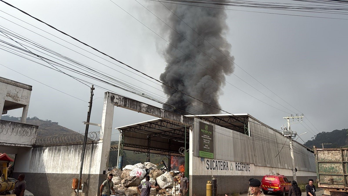 VÍDEO: Incêndio atinge depósito de recicláveis ao lado de escola em Juiz de Fora