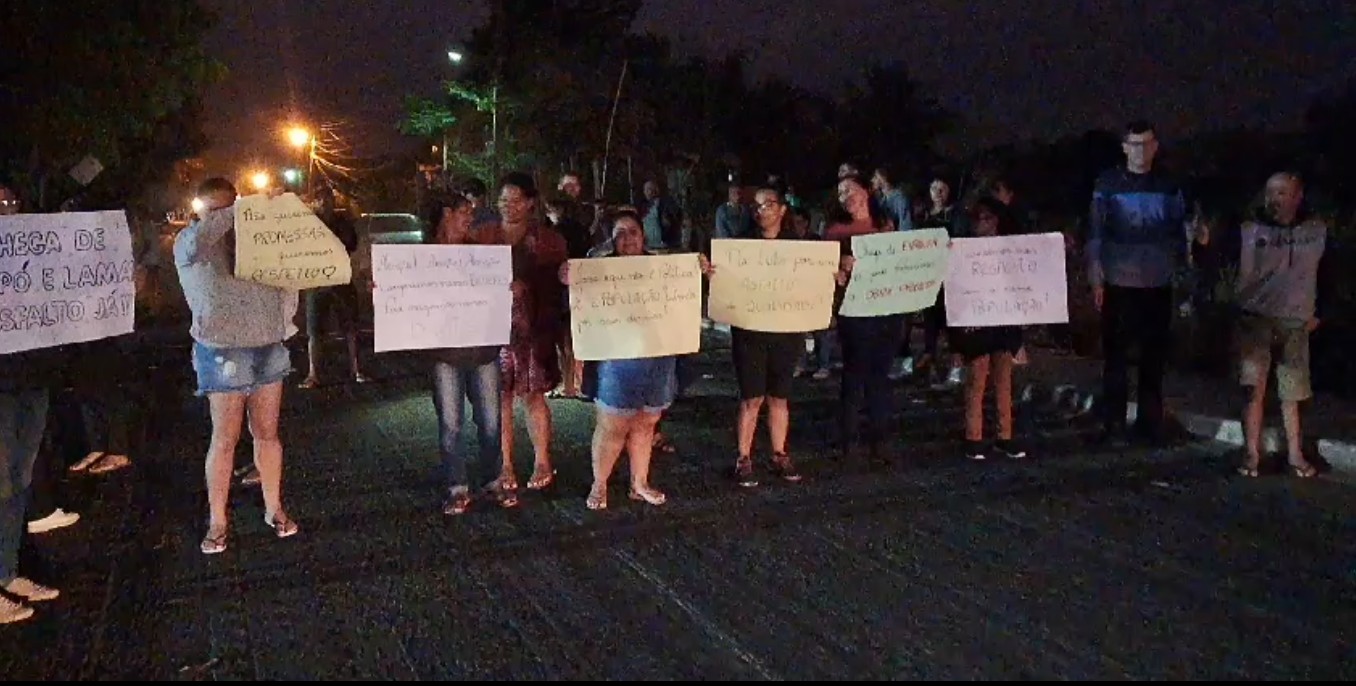Moradores fazem protesto na RJ-158, em São Fidélis: 'não queremos asfalto meia-boca'