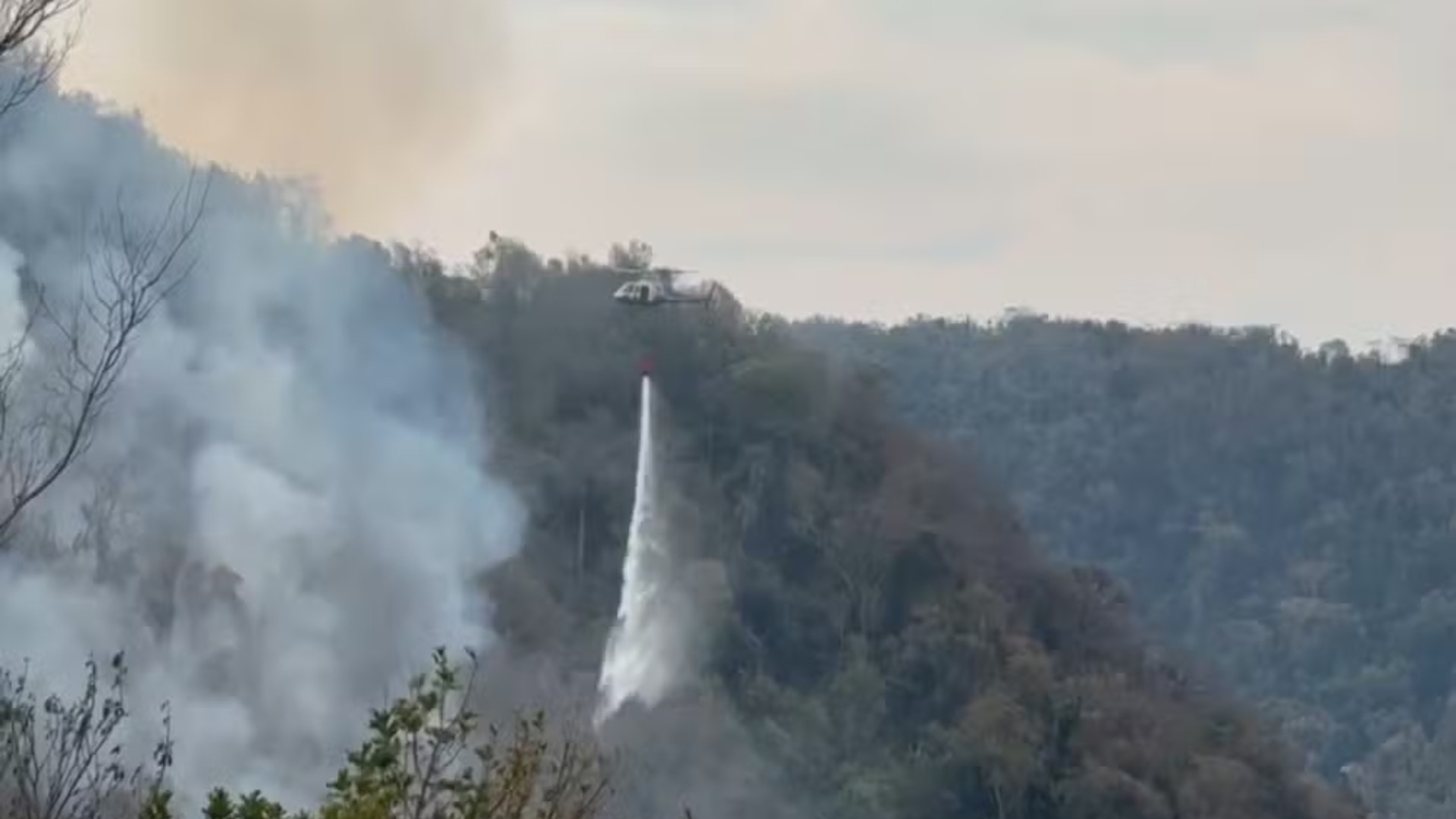 Helicóptero Águia usa água de represa para apagar fogo em área de proteção ambiental no interior de SP; vídeo