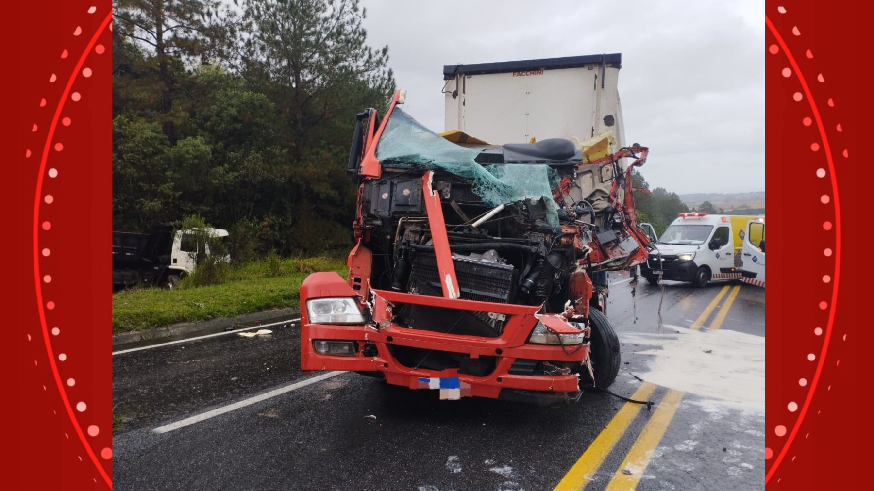 Caminhoneiro se perde na chuva, bate em outro e esmaga cabine com motorista no Paraná; homem sobreviveu