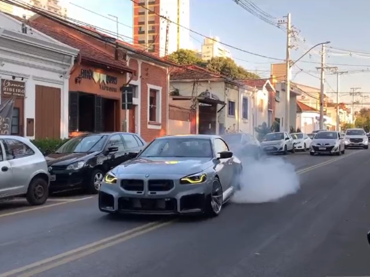 VÍDEO: motoristas de carros de luxo aceleram e cometem inflações no Centro de Piracicaba