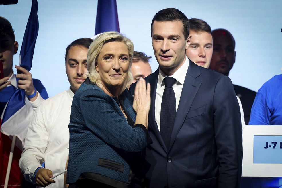 Os líderes da extrema direita francesa, Marine Le Pen e Jordan Bardella, em junho de 2024. — Foto: AP Photo/Thomas Padilla