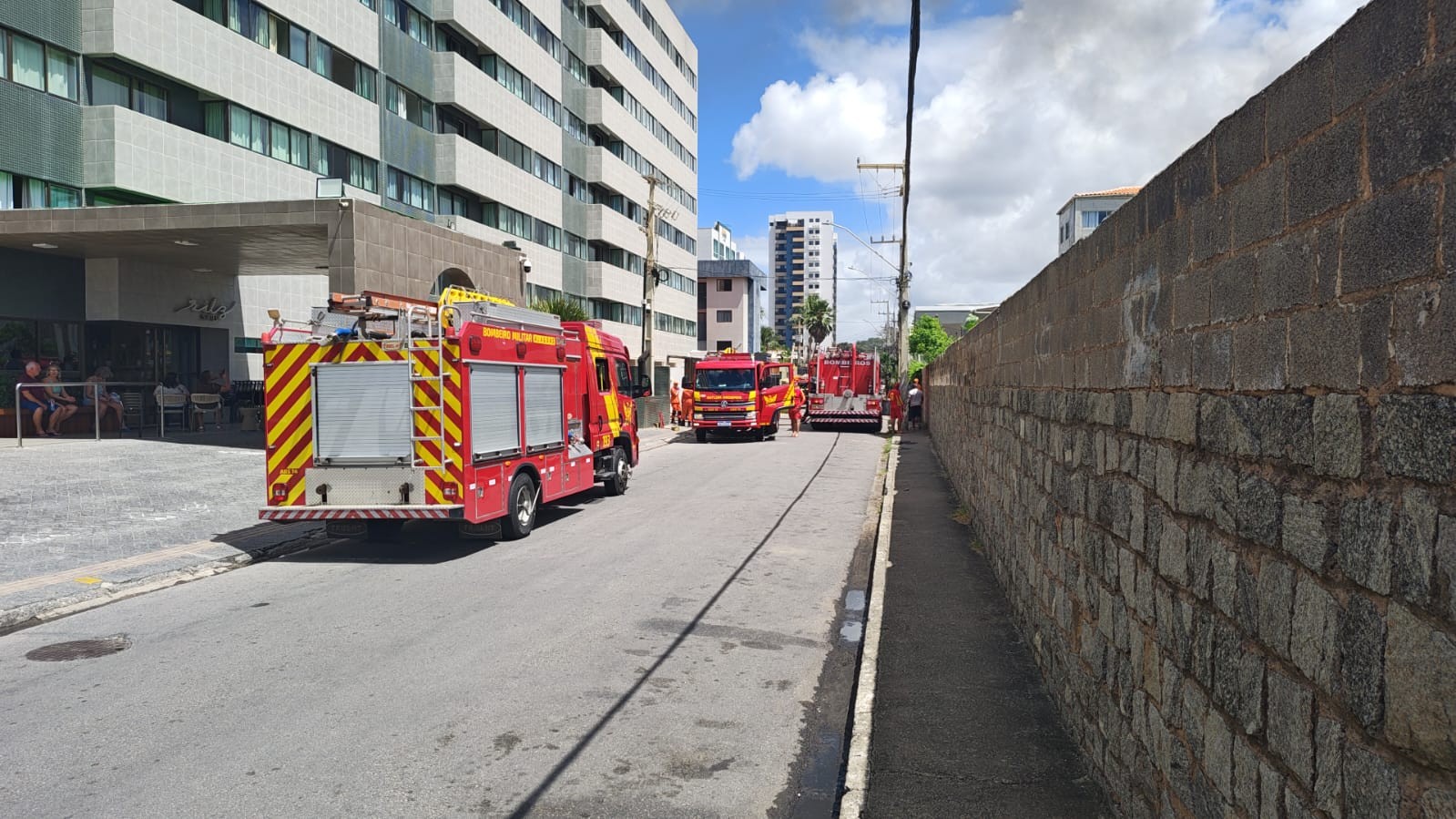 VÍDEO: incêndio atinge cobertura do hotel Ritz Suítes na Cruz das Almas, em Maceió