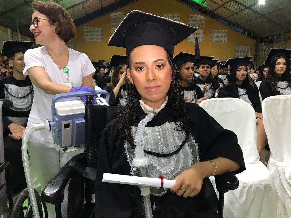 Raylly Victoria Fernandes Freitas, de 18 anos, participou da festa de colação de grau de sua turma no último sábado (6) em Natal — Foto: Anselmo Ferreira/Inter TV Cabugi