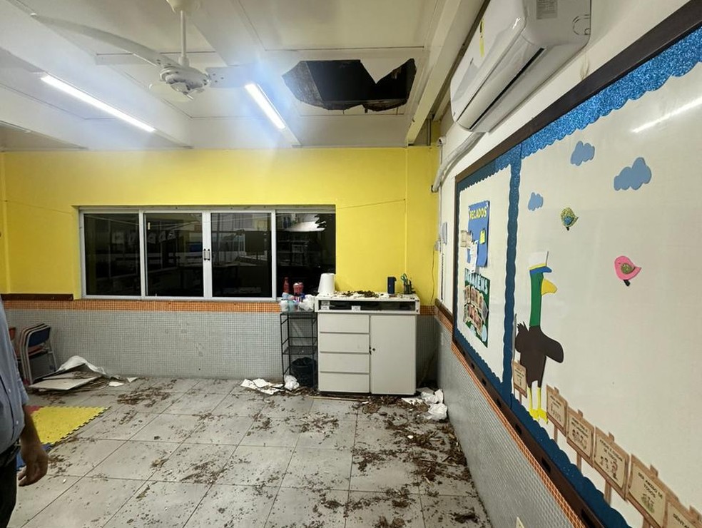 Chão de sala de aula cede e professora cai do teto em escola do ES — Foto: Reprodução/redes sociais