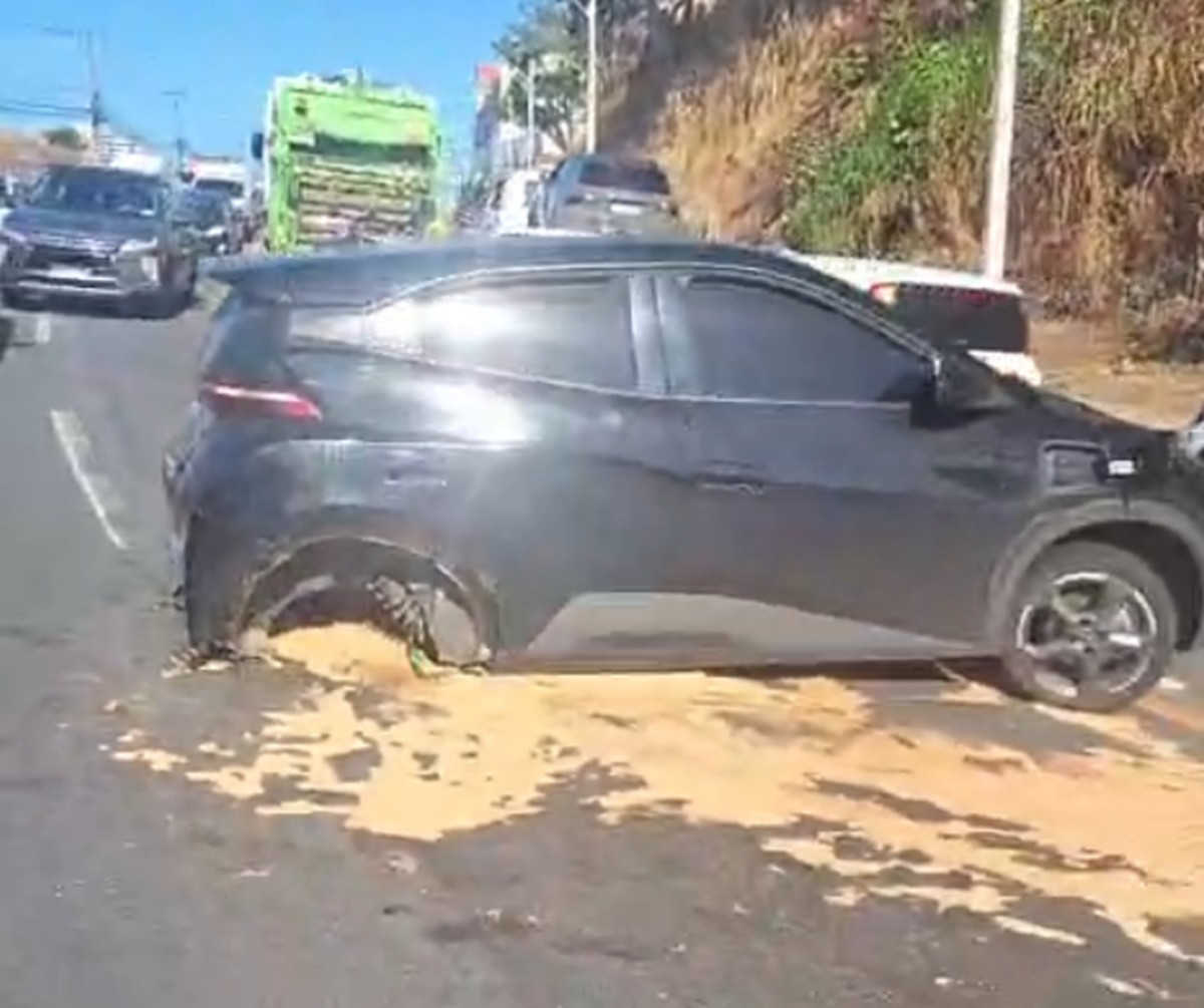 Engavetamento entre quatro carros causa vazamento de combustível em Maceió