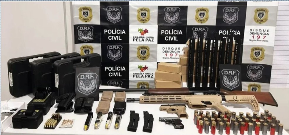 Armamentos encontrados em posse do homem de 36 anos suspeito de participar do sequestro do empresário — Foto: TV Cabo Branco/Reprodução