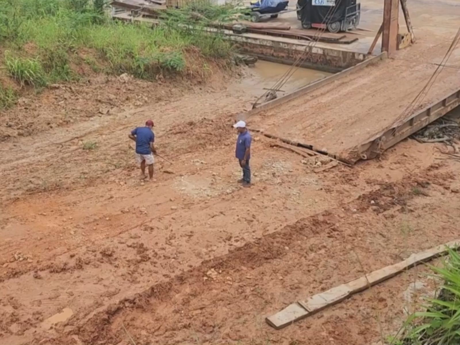 Com nível de rio próximo dos 10 metros, caminhoneiros enfrentam atoleiros e demora em porto no AC: 'Sacrifício'