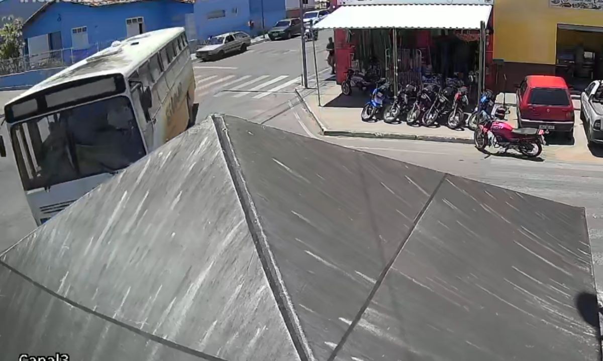 Mulher morre e duas pessoas ficam feridas após ônibus atropelar food truck na Bahia